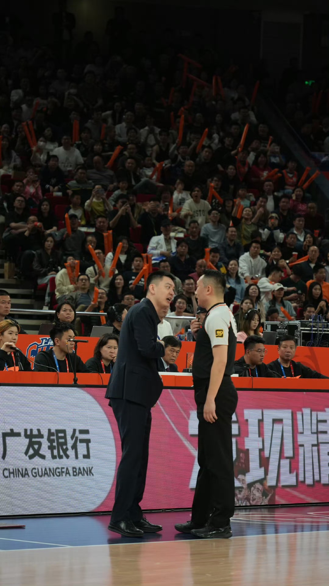 球迷激情喊声响彻全场，支持队伍取胜