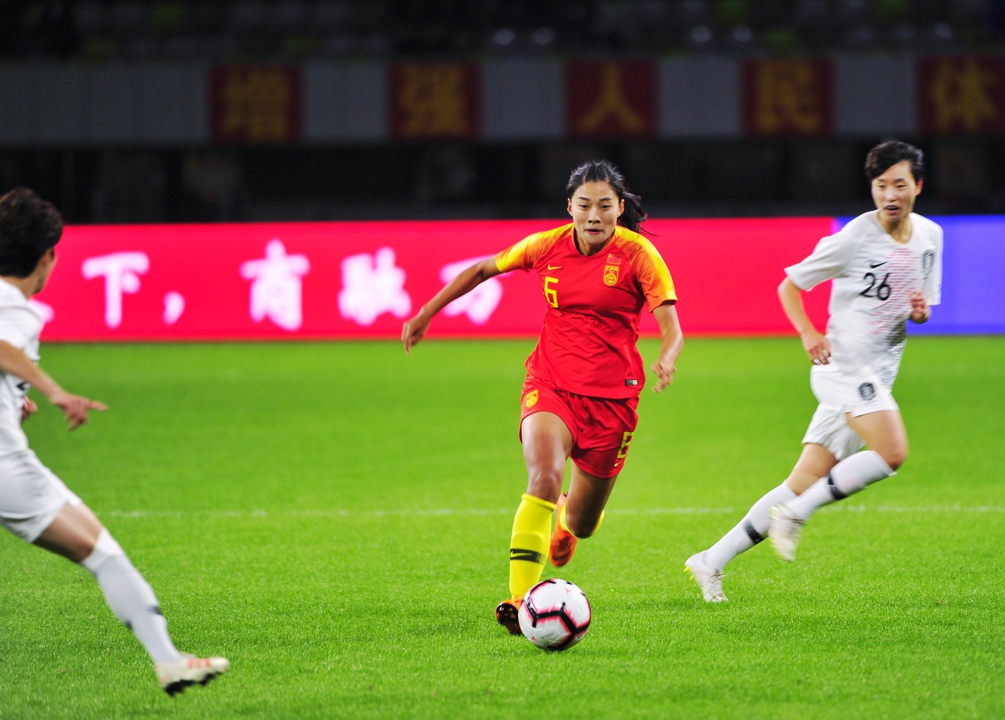 包含女足比赛场上中国队凭借实力赢得胜利的词条