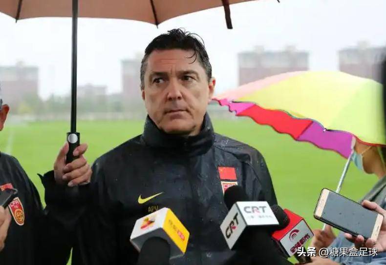 国内足球赛事决出胜负，球员表现令人瞩目
