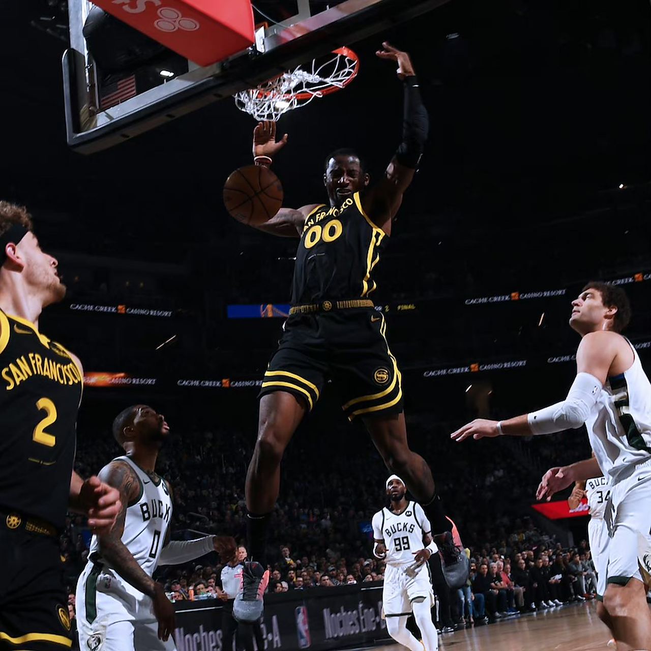 雄鹿主场擒勇士取得七连胜 雄鹿主场擒勇士取得七连胜