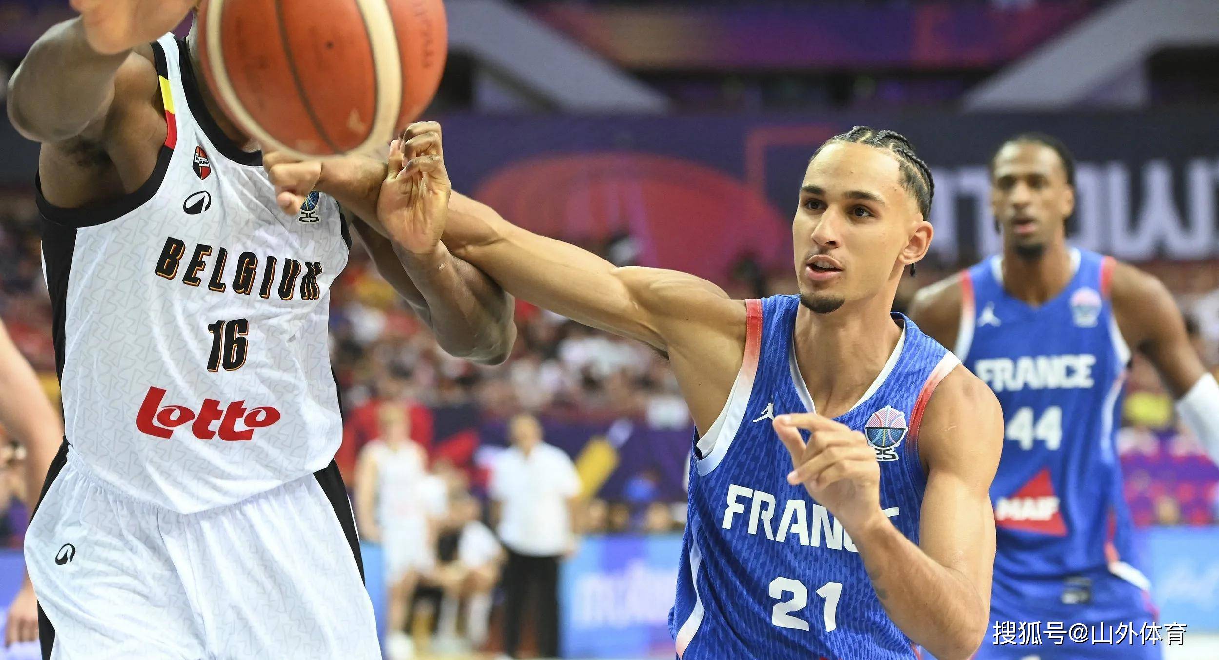 关于法国男篮爆冷国王，萨姆·米切尔制霸全场的信息