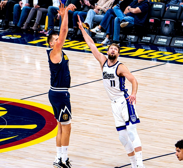 掘金逆转爵士，拉文带队取胜