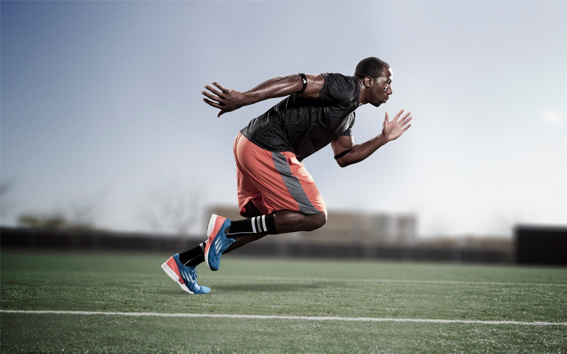 喀麦隆对阵佛罗伦萨，苏亚雷斯冠军级表现点燃绿茵场